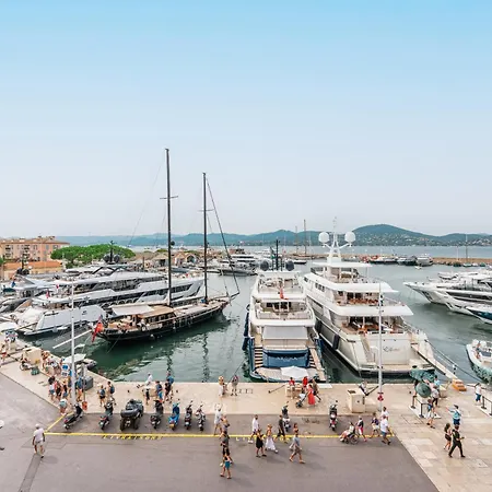 Le Quai, Vue Sur Le Port De