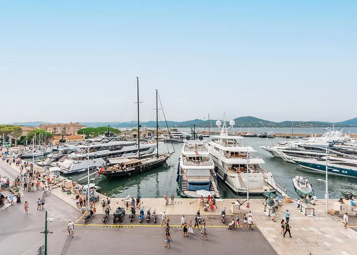 Le Quai, Vue Sur Le Port De